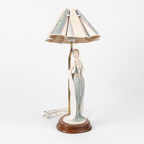 BORDSLAMPA, art deco-stil, teak, mässing och konstmassa, Italien 1900-talets andra hälft. på auktion hos Stockholms Auktionsverk Helsingborg