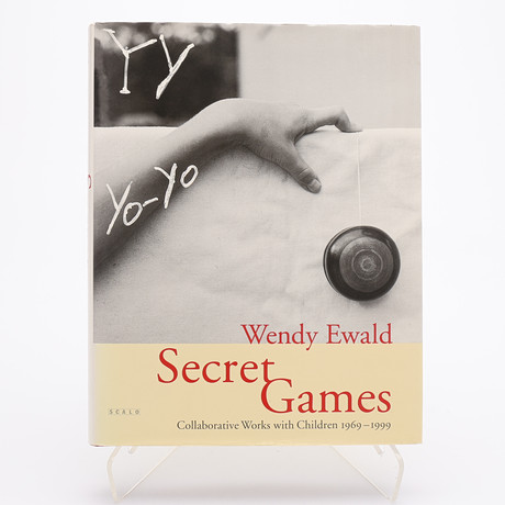 WENDY EWALDS "SECRET GAMES: COLLABORATIVE WORKS WITH CHILDREN 1969-1999" I FÖRSTA UPPLAGAN, 2000. på auktion hos Crafoord Auktioner Lund