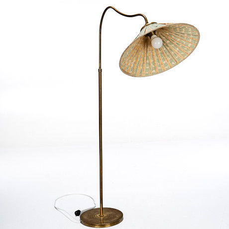 GOLVLAMPA. 1930-tal, Mässing, Textil. på auktion hos Norrlands Auktionsverk