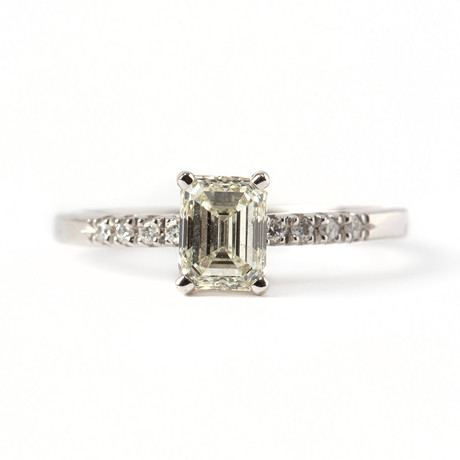 RING, 18K vitguld med smaragdslipad diamant 1.01 ct samt åtta brljantslipade diamanter, totalt ca 0.10 ct. på auktion hos Stockholms Auktionsverk Göteborg