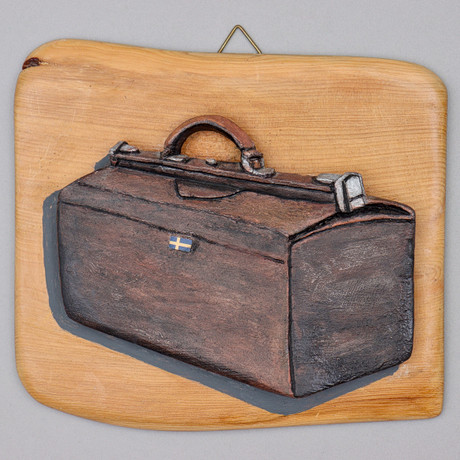 SVEN TELJARE ERIKSSON (f. 1932), TRÄSKUREN KONST "DOKTORSVÄSKA", SIGNERAD. på auktion hos Auktionskammaren Sydost Kalmar