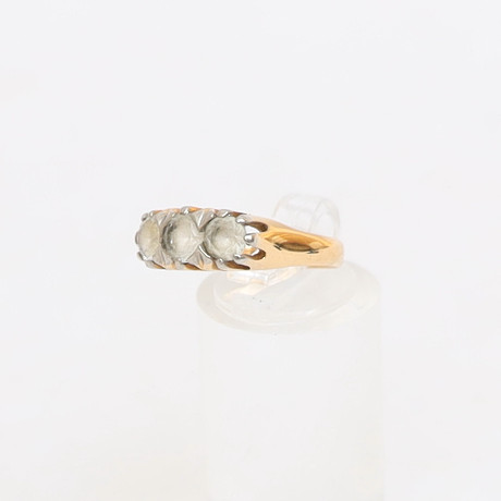 RING, 18k, guld, med tre infattade klara dekorer. på auktion hos Falun Auktionsbyrå