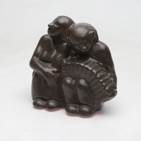 ÅKE HOLM. Skulptur, glaserad keramik,"Kullatroll", Trollpar, signerad. på auktion hos Gomér & Andersson Norrköping