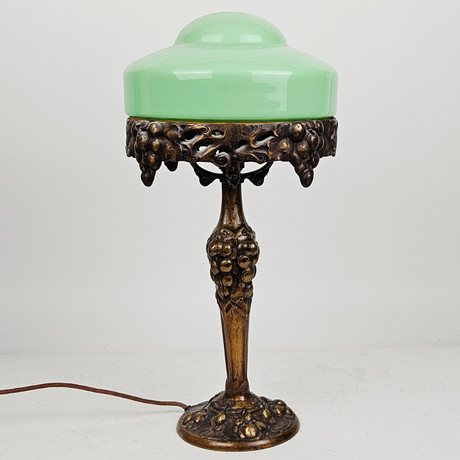ARVID BÖHLMARKS LAMPFABRIK. Bordslampa, patinerad mässing, modell 6586, 1910/20-tal. på auktion hos Auktionshuset Thörner & Ek