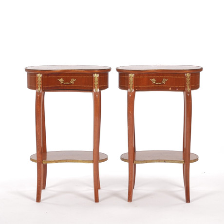 SIDOBORD, ett par, Louis XV-stil, 1900-talets andra hälft. på auktion hos Auktionsfirma Kenneth Svensson i Kalmar