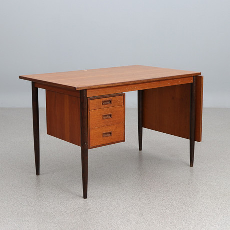 SKRIVBORD MED KLAFF. Teak och bok. 1960-tal. på auktion hos Skånes Auktionsverk