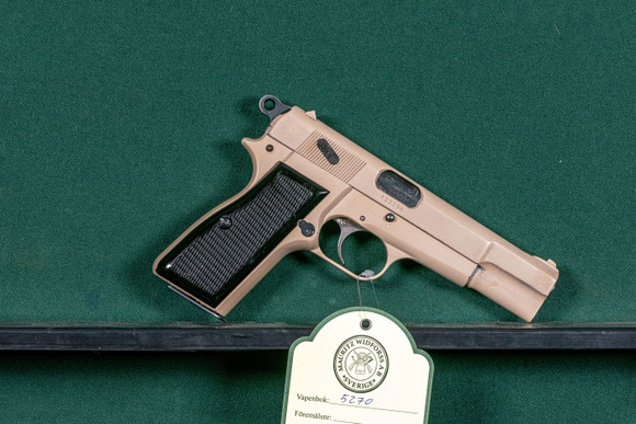 FN Browning Hi-power 9x19 #133396 SE1617045. på auktion hos Mauritz Widforss