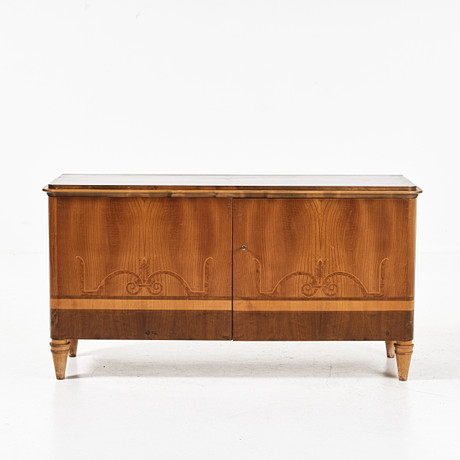 SIDEBOARD, 1920/30-tal, Swedish Grace, fanerat i alm, intarsia med stiliserad dekor. på auktion hos Stockholms Auktionsverk Magasin 5