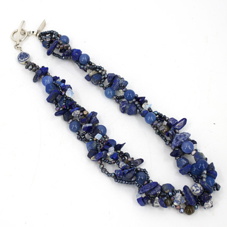 HALSBAND, lapis lazuli, kalcedon mm, lås i silver, nutida. på auktion hos Höganäs Auktionsverk
