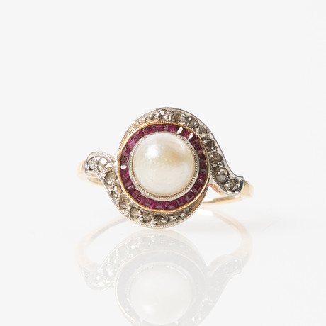 RING, 18K guld och platina med troligtvis orientalisk pärla, fasettslipade rubiner och rosenslipade diamanter. på auktion hos Stockholms Auktionsverk Helsingborg