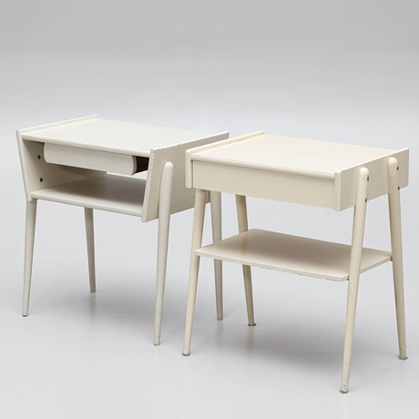 SÄNGBORD, 2 st, vitlackade, 1950/60-tal. på auktion hos Auktionsmagasinet Vänersborg