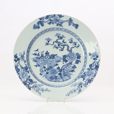 FAT. Porslin med blå-vit dekor. Kina, 1700-tal. på auktion hos Skånes Auktionsverk