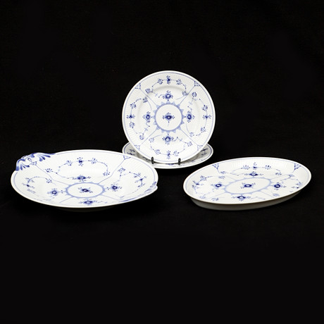 FAT & ASSIETTER, 4 delar, "Musselmalet", Royal Copenhagen. på auktion hos Crafoord Auktioner Malmö