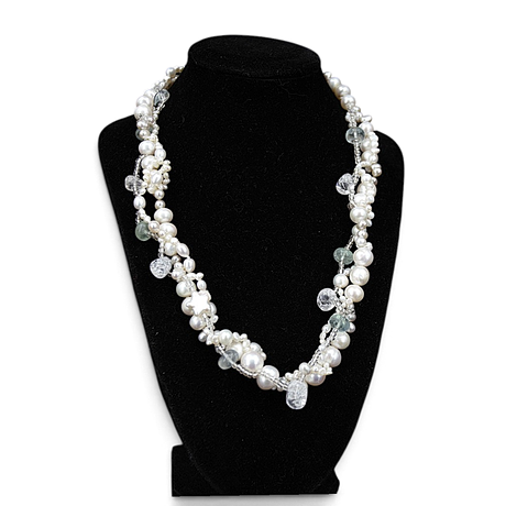 HALSBAND, barockpärlor, fluorite mm, lås i silver, nutida. på auktion hos Höganäs Auktionsverk
