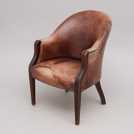 FÅTÖLJ, MAHOGNY & SKINN, 1900-TAL. på auktion hos Crafoord Auktioner Lund