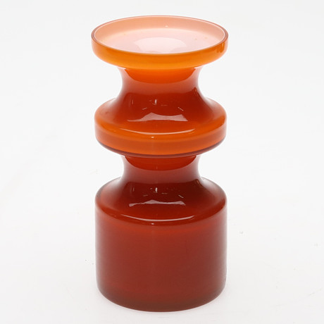 PER OLOF STRÖM. VAS, glas Alsterfors, orange. Etikettmärkt. på auktion hos Örebro Stadsauktioner