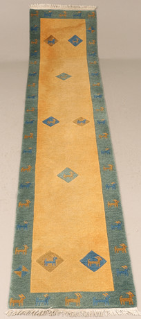 MATTA, gallerimodell, Gabbeh, cirka 83 x 385 cm. på auktion hos RA Auktionsverket Norrköping