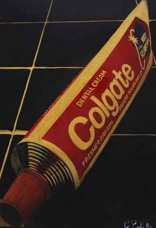 OIDENTIFIERAD KONSTNÄR. Colgate-tub, airbrush, signerad C Paul, daterad -84. på auktion hos Växjö Auktionskammare