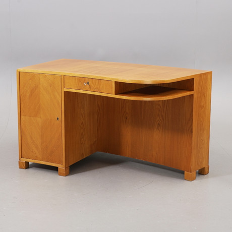 SKRIVBORD, alm/intarsia, 1950-tal. på auktion hos Växjö Auktionskammare