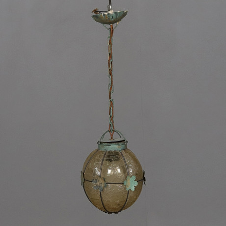TAKLAMPA. Bemålad metallstomme med gultonadglaskupa, Art Déco, 1900-talets första halva. på auktion hos Örebro Stadsauktioner