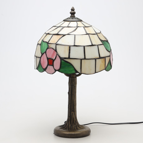 BORDSLAMPA, Tiffany-stil, Linea, samtida. på auktion hos Borås Auktionshall