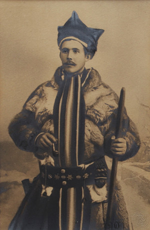 BORG MESCH. Fotografi, samisk man, 1901. på auktion hos Växjö Auktionskammare