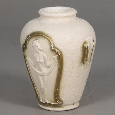 GOLVVAS, bemålad gips, reliefdekor, början av 1900-tal. på auktion hos Örebro Stadsauktioner