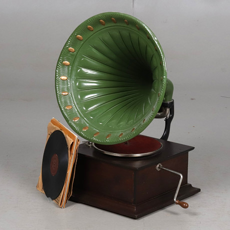 TRATTGRAMMOFON MED SKIVOR, 1800/1900-tal. på auktion hos Örebro Stadsauktioner