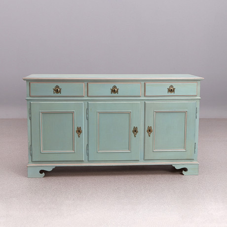 K.A. ROOS, SIDEBOARD. Bemålat trä. 1700-tals stil, samtida tillverkning. på auktion hos Skånes Auktionsverk
