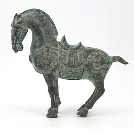 SKULPTUR, häst, Tang-stil, patinerad brons, nutida. på auktion hos Höganäs Auktionsverk