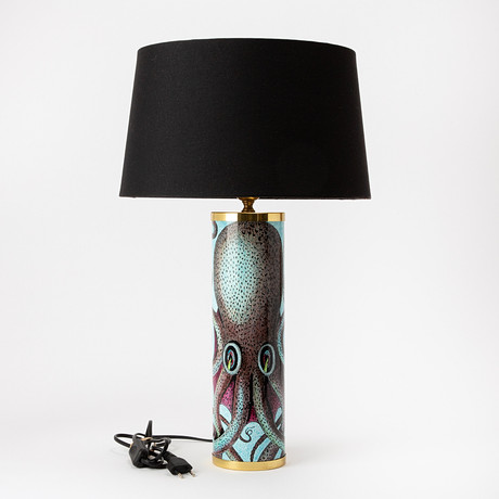PIERO FORNASETTI. Bordslampa, Italien, porslin och mässing, polykrom dekor av bläckfisk. på auktion hos Stockholms Auktionsverk Göteborg