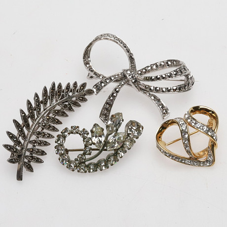 BROSCHER, 4 st. 1st. silver 925, 1 st. silver 830S, 2 st bijouterier. 1950-talet. Silvervikt: 16.64 gram. på auktion hos Örebro Stadsauktioner