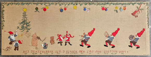 OIDENTIFIERAD KONSTNÄR. "Hej tomtegubbar slår i glasen...". Olja på duk, signerad Ruth H. och daterad 1959. på auktion hos Auktionshuset Thörner & Ek