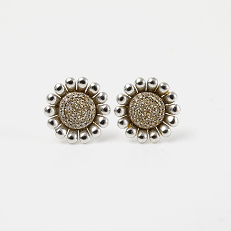 GEORG JENSEN, "Sunflower", örhängen, 1 par, sterlingsilver, 76 briljantslipade diamanter, totalt ca 0,38 ct. på auktion hos Stockholms Auktionsverk Sickla