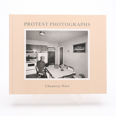 CHAUNCEY HARES "PROTEST PHOTOGRAPHS" I FÖRSTA UPPLAGAN, 2009. på auktion hos Crafoord Auktioner Lund