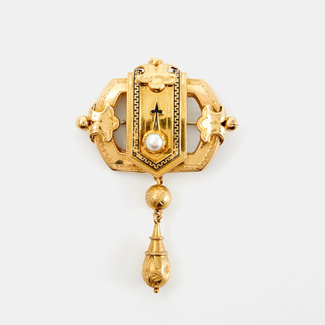 HÄNGE/BROSCH, 18 k guld, 1 odlad saltvattenspärla, svart emaljdekor, Gustaf Dahlgren & Co, Malmö 1867, gravera på auktion hos Stockholms Auktionsverk Sickla