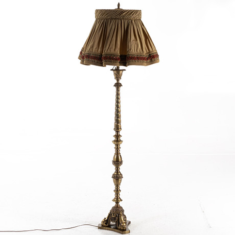 GOLVLAMPA, mässing, barockstil. på auktion hos Handelslagret Auktionsservice
