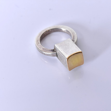 ULLA HALLBERG. ring, delvis förgyllt sterlingsilver. på auktion hos Halmstads Auktionskammare