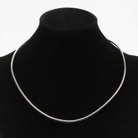 HALSRING, silver, Ulla Nettelblad Smide, Malmö, 1973. på auktion hos Crafoord Auktioner Malmö