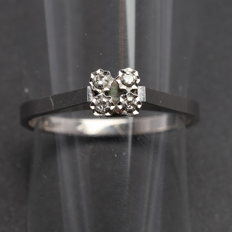 RING med diamanter 4 x ca 0,01 ct 18K guld bruttovikt ca 2,3 gram. på auktion hos Höörs Auktionshall