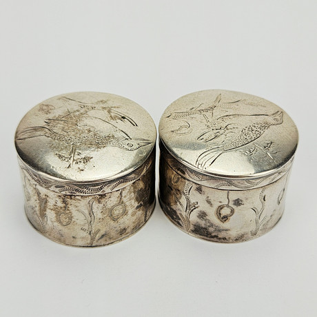 PILLERSAKAR, 2 st, Johan Gustaf Widfond, Stockholm 1873, vikt ca. 28,5 gram. på auktion hos Auktionshuset Thörner & Ek