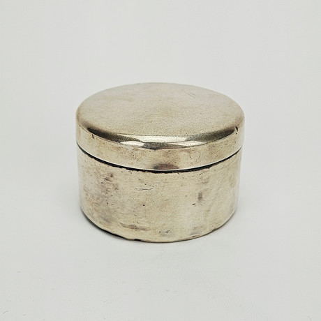 DOSA MED LOCK, silver, Sverige, 1800-tal, vikt ca. 81 gram. på auktion hos Auktionshuset Thörner & Ek