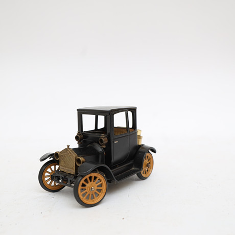 MODELLBIL, Oldtimer, Ford, bemålad metall och mässing. på auktion hos Falun Auktionsbyrå