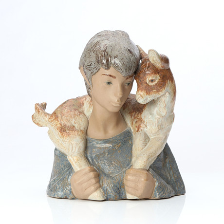 LLADRO, FIGURIN. Stengods. Pojke med killing. Spanien, 1900-tal. på auktion hos Skånes Auktionsverk