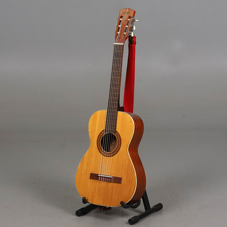 GITARR. Akustisk, nylonsträngad, Lando. på auktion hos Örebro Stadsauktioner