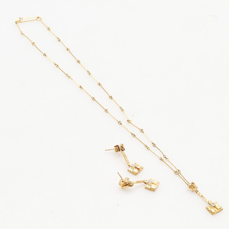 BJÖRN WECKSTRÖM. "Thai", halsband, örhängen, 1 par, 18 k guld, 3 åttkantslipade diamanter totalt ca 0,06, stav på auktion hos Crafoord Auktioner Malmö
