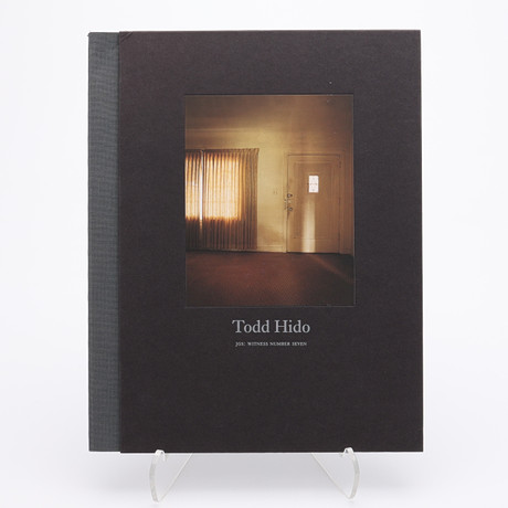 TODD HIDOS "WITNESS NUMBER SEVEN" MED BILDER AV LEON BORENSZTEIN OCH ANDRA FOTOGRAFER SOM INFLUERAT HIDO, 2009 på auktion hos Crafoord Auktioner Lund