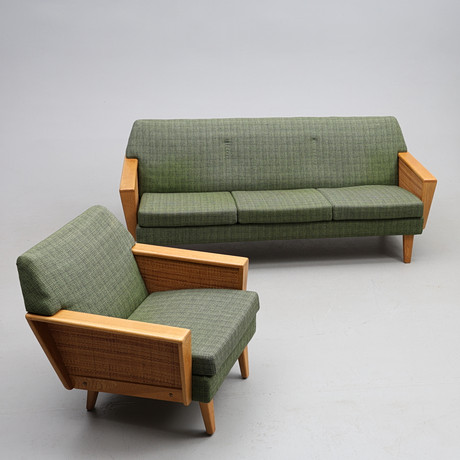 SOFFA samt FÅTÖLJ, originalklädsel, rotting/ek, 1950-1960-tal. på auktion hos Gomér & Andersson Jönköping