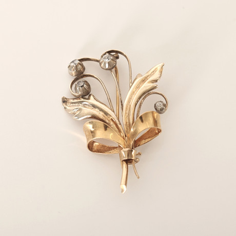 BROSCH MED VITA STENAR, 18K guld, 1952. på auktion hos Auktionsverket Engelholm