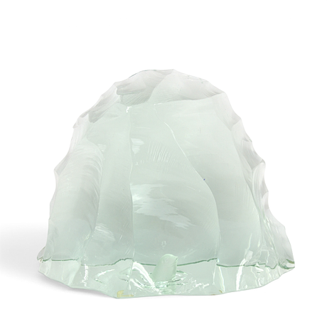 VICKE LINDSTRAND. Glasskulptur, grönskimrande glasblock med säl, signerad, Kosta. på auktion hos Höganäs Auktionsverk